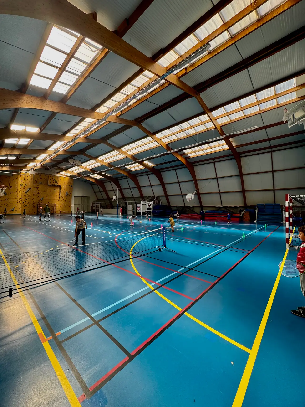 Le gymnase de Savigné-sur-Lathan, filets montés, pendant le cours du groupe de 14 h
